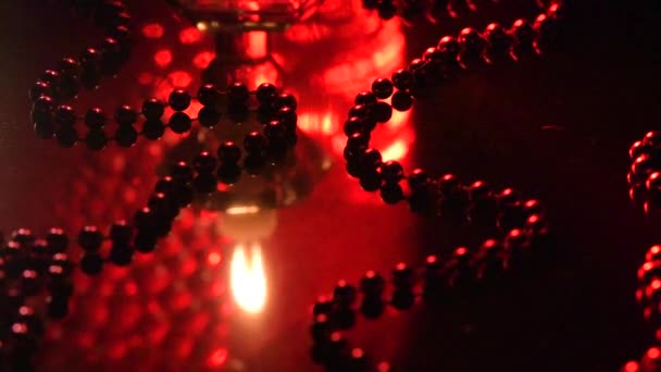 用蜡烛和酒瓶过着平静的生活 — 图库视频影像