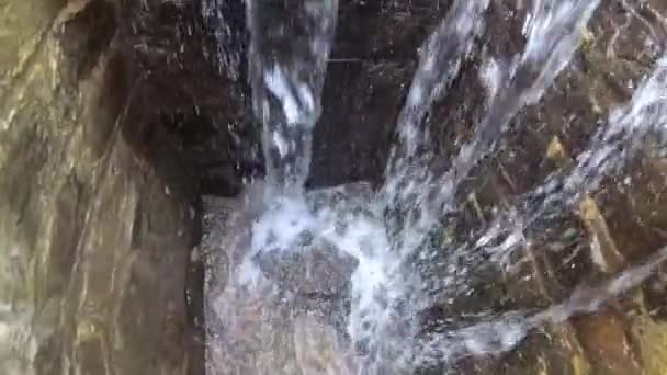 Kamienna Studnia Górskim Lesie — Wideo stockowe
