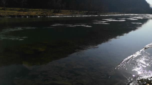 Bir Dağ Nehrinde Buz Sürükleniyor — Stok video
