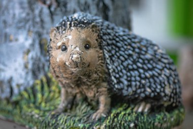 Kışın terk edilmiş bir çiçek tarlasının kirpi süslemesi