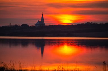 Kışın gölde gün batımı