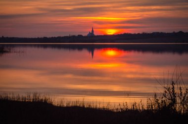 Kışın gölde gün batımı