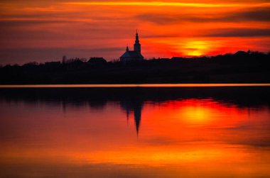 Kışın gölde gün batımı