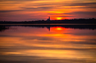 Kışın gölde gün batımı