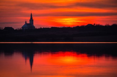 Kışın gölde gün batımı