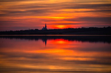 Kışın gölde gün batımı