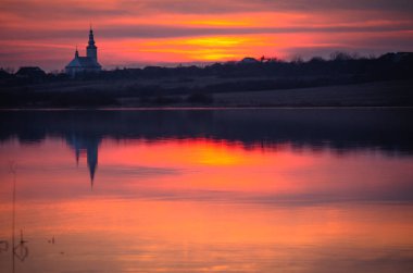Kışın gölde gün batımı