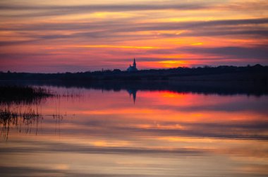 Kışın gölde gün batımı