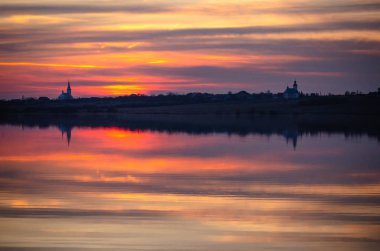Kışın gölde gün batımı