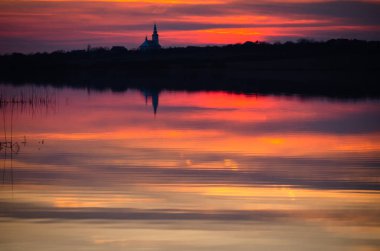 Kışın gölde gün batımı