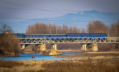 Manzaranın adı Mavi Dağlar Arasında 
