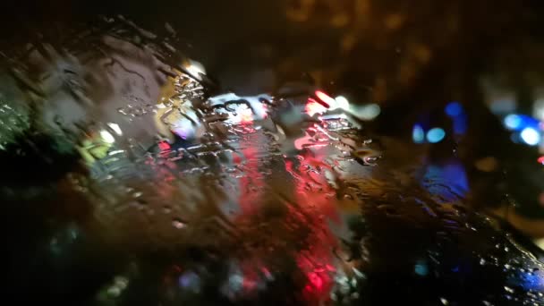 Τοπία Της Νυχτερινής Πόλης Στη Βροχή Μέσα Από Παρμπρίζ — Αρχείο Βίντεο