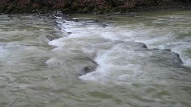 Rzeka Górska Zimą Wypełniona Minerałami Glebowymi — Wideo stockowe