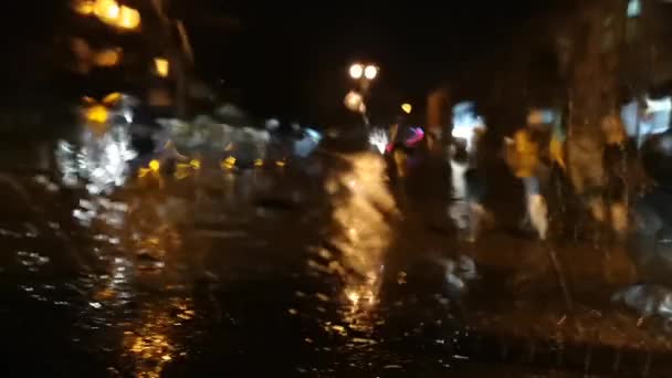 Paisajes Ciudad Nocturna Bajo Lluvia Través Del Parabrisas — Vídeo de stock