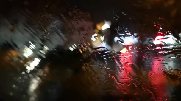 Landschaften Der Nächtlichen Stadt Regen Durch Windschutzscheibe — Stockvideo