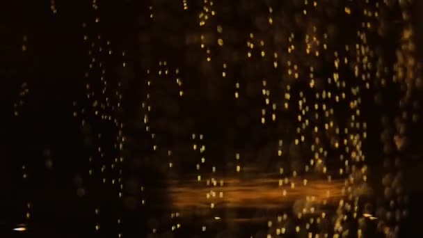 Κίνηση Των Χρυσών Φυσαλίδων Στο Νερό — Αρχείο Βίντεο