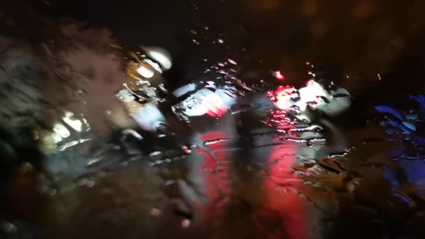 Krajobrazy Nocnego Miasta Deszczu Przez Przednią Szybę — Wideo stockowe