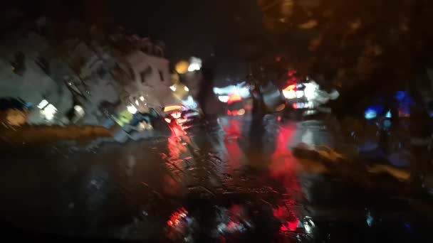 Paisajes Ciudad Nocturna Bajo Lluvia Través Del Parabrisas — Vídeo de stock