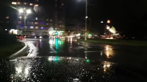 Paesaggi Della Città Notte Sotto Pioggia Attraverso Parabrezza — Video Stock