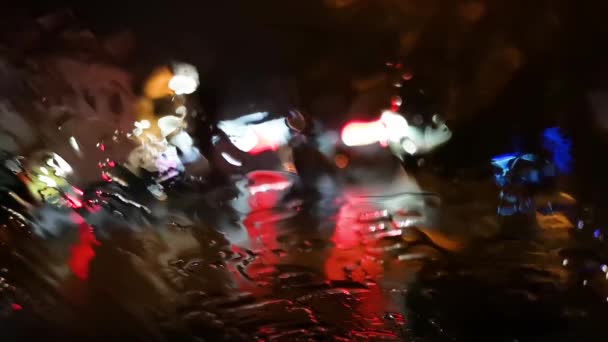 Paisajes Ciudad Nocturna Bajo Lluvia Través Del Parabrisas — Vídeo de stock