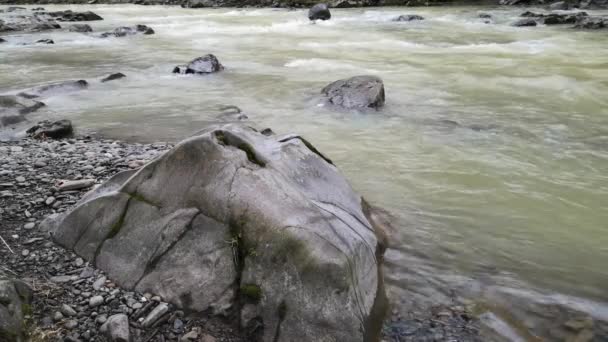 Gebirgsfluss Winter Mit Bodenmineralien Gefüllt — Stockvideo