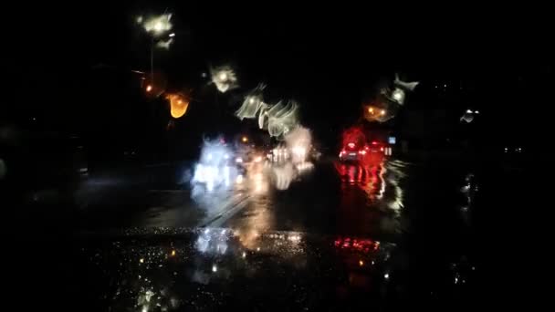 Paisajes Ciudad Nocturna Bajo Lluvia Través Del Parabrisas — Vídeo de stock