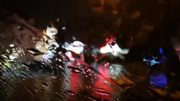 Paisajes Ciudad Nocturna Bajo Lluvia Través Del Parabrisas — Vídeos de Stock