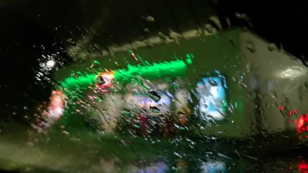 夜城的景观在雨中通过挡风玻璃 — 图库视频影像