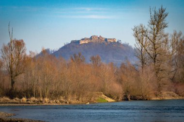 Khust Kalesi Harabeleri denilen manzara 