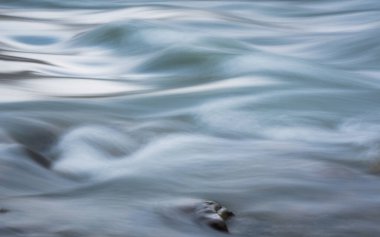 Dağ nehri yavaş kepenk hızı