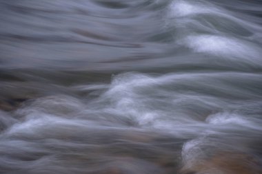 Dağ nehri yavaş kepenk hızı