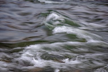 Dağ nehri yavaş kepenk hızı