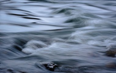 Dağ nehri yavaş kepenk hızı