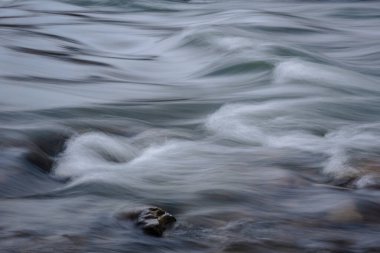 Dağ nehri yavaş kepenk hızı