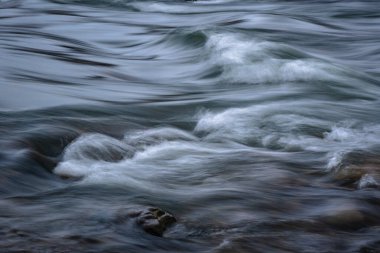 Dağ nehri yavaş kepenk hızı