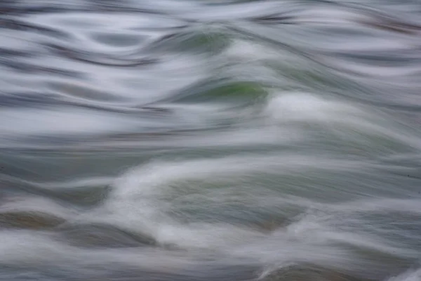 Gebirgsfluss Verlangsamt Verschlusszeit — Stockfoto