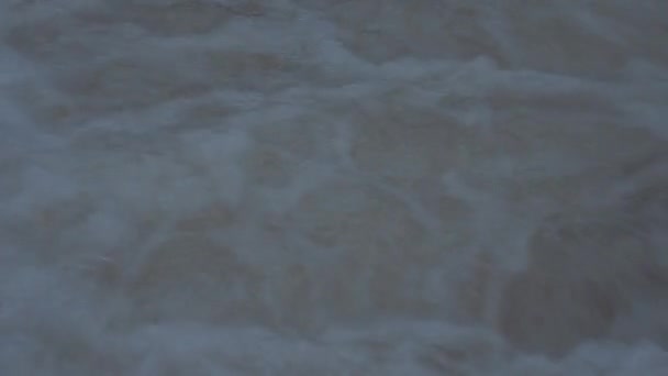 天然瀑布中发泡的水流 — 图库视频影像