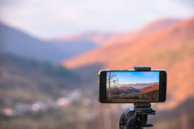 Akıllı telefon Karpatlar 'da gün batımını kaldırır.