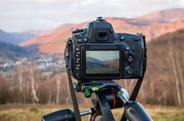 Kamera Karpatlar 'da gün batımını çekiyor.