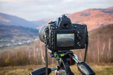 Kamera Karpatlar 'da gün batımını çekiyor.