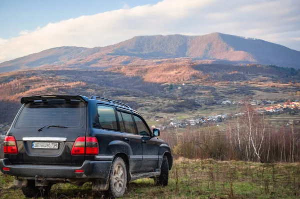 Suv Reist Karpaten — Stockfoto