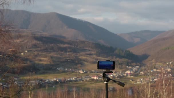 在智能手机上拍摄春天喀尔巴阡山的风景 — 图库视频影像
