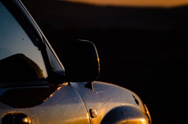 SUV, Karpatlar 'la gün batımında seyahat ediyor.