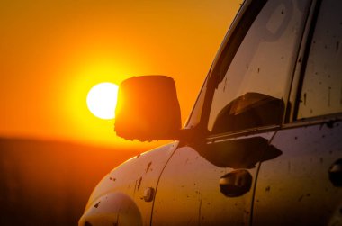 SUV, Karpatlar 'la gün batımında seyahat ediyor.