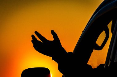 SUV, Karpatlar 'la gün batımında seyahat ediyor.