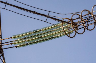 Karpat Dağları 'ndan geçen elektrik hatları