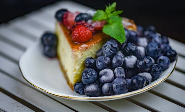 Natureza Morta Com Cheesecake Mirtilos Congelados — Fotografia de Stock