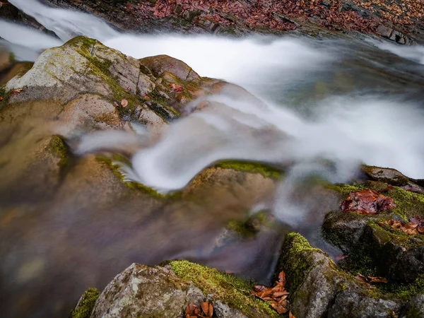 Stürmischer Wasserfall Frühling Bergwald — Stockfoto