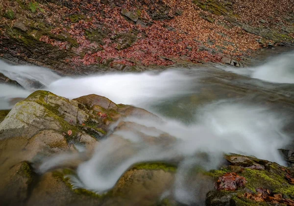 Cachoeira Tempestuosa Primavera Floresta Montanha — Fotografia de Stock