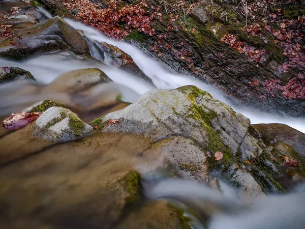 Cachoeira Tempestuosa Primavera Floresta Montanha — Fotografia de Stock